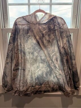 Oversized Hooded Pullover in Neutral camo Print